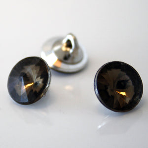 Single quartz stone shank button
