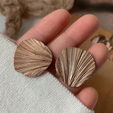 Shell look shank buttons