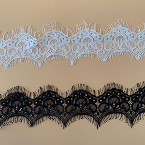 Double scalloped eyelash Chantily lace