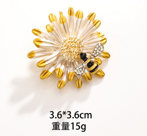 Bee broches with diamnate / pearl