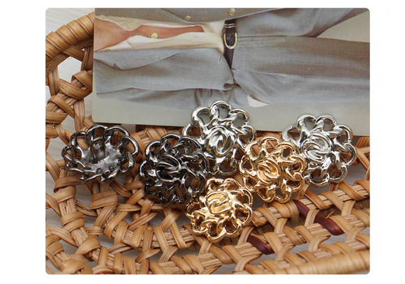 Hollow chain flower Button