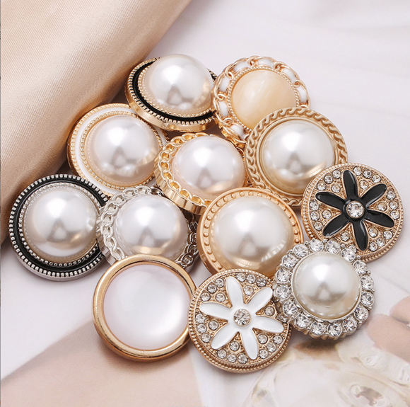 Pearl button with chain eddging shank buttons