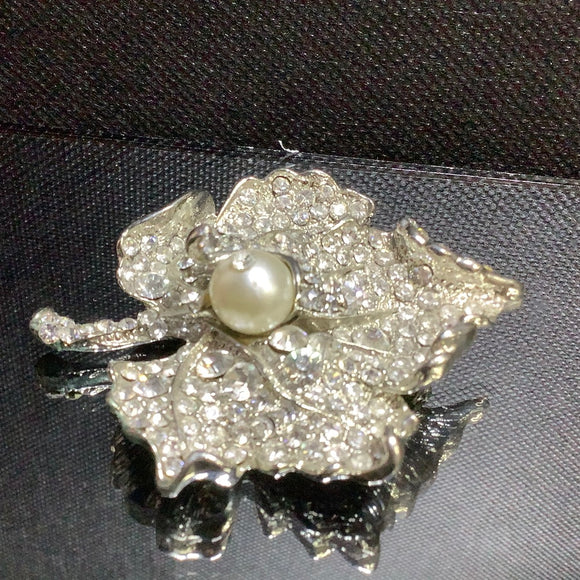 Vintage art deco style silver tone leave brooches with pearl