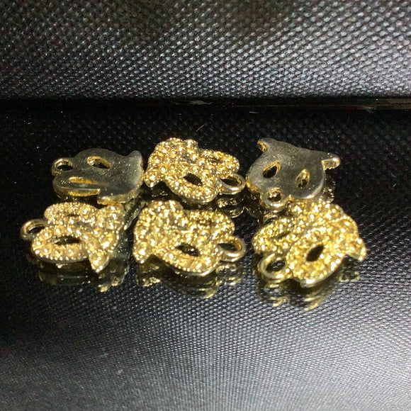 Gold necklace pieces in gold