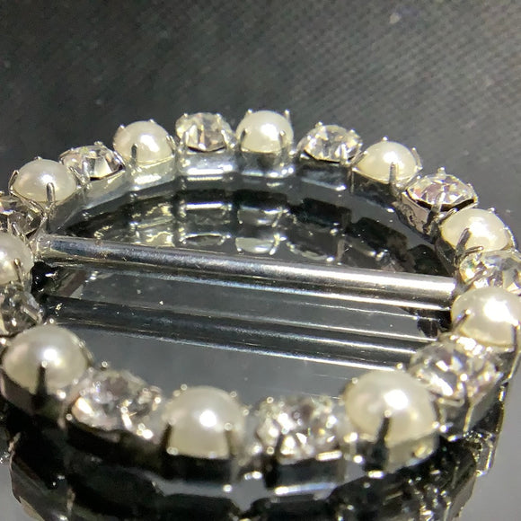 Round pearl with crystal buckle