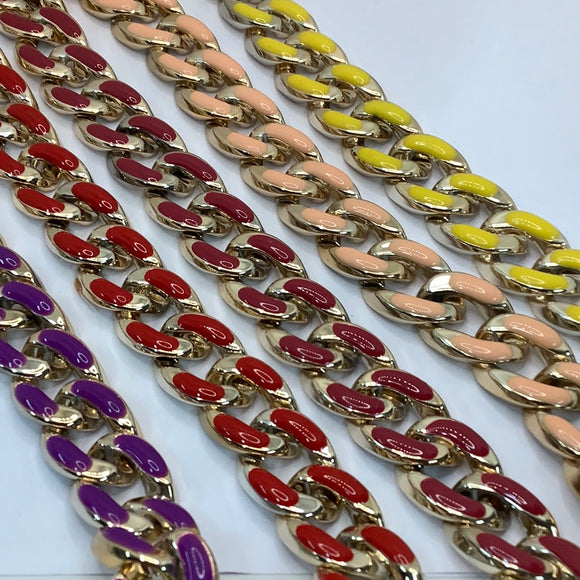 Acrylic chain with oil drop in contrast