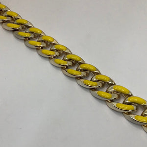 Acrylic chain with oil drop in contrast
